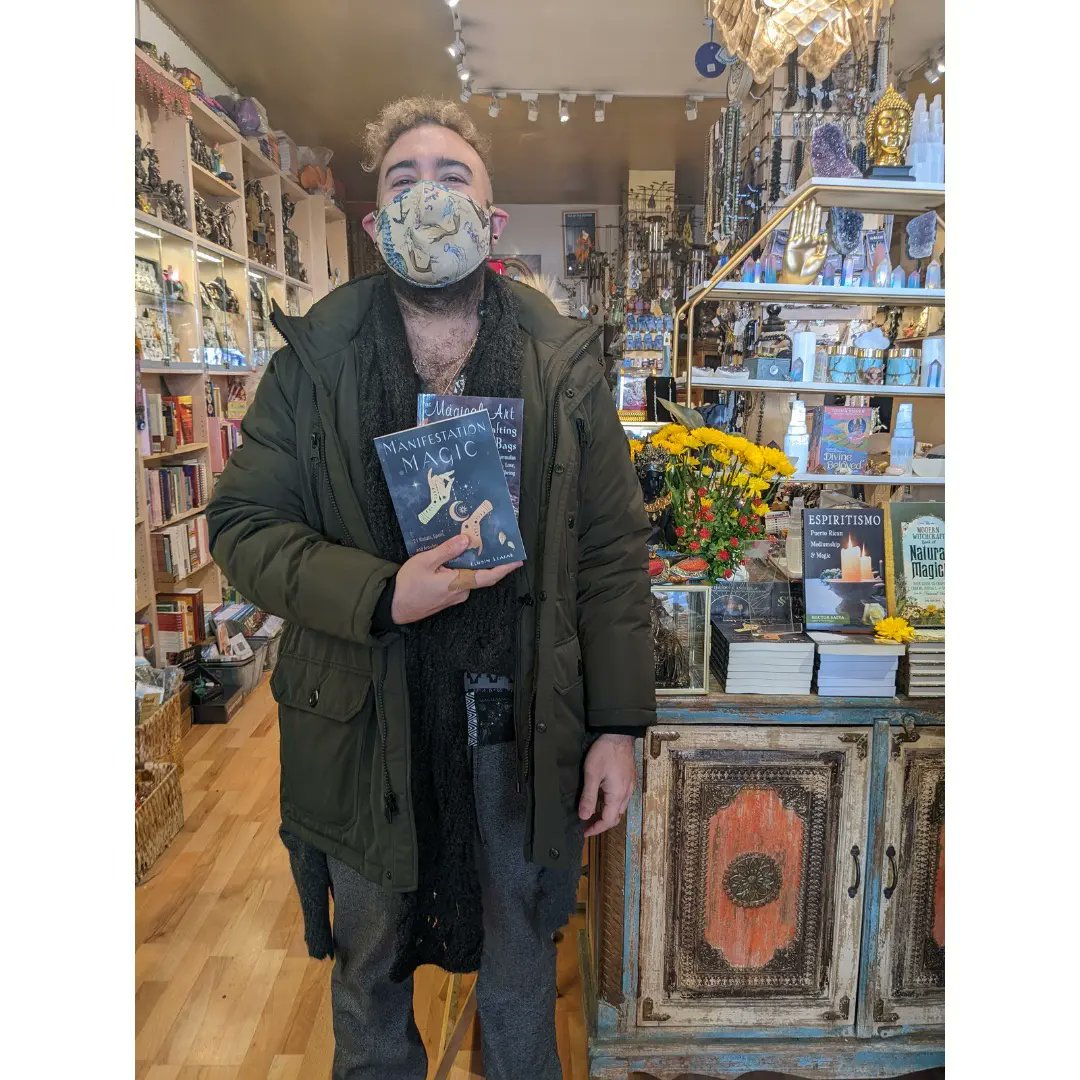 ElhoimLeafar's tweet photo. Author Moment β€οΈ this Venezuelan guy made it to NYC, and have some books out there β€οΈπΊπ½ not was easy, not was perfect, but nobody will dare to say he didn't π₯²πΊπ½
@weiserbooks @bookshop_org @indiebound @aumshantibooks #Magestribe #Magicworker #Newyorkcity #Manifestation https://t.co/PXRe8VH24K