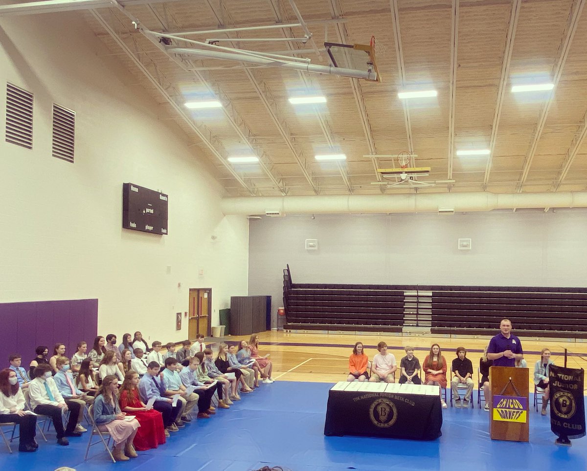 HannahManning9's tweet photo. Thanks @holtahlers12 for your message to these kiddos tonight! #jrbetaclub #hornets #purpleandgold https://t.co/sBJ8eAEb88