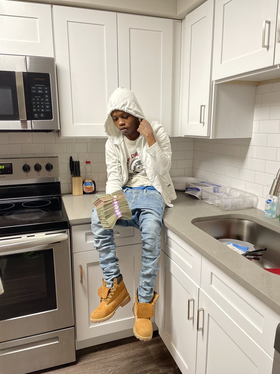 therealdjayo's tweet photo. Nawl Ian posted inna hood, btch I been getting money 💰 I was just booked for a pipe, still taking risks and shitt 🤦🏾‍♂️ basic ass fit, but bet my pockets litttt 🚦🚦🚦 #yoayooo https://t.co/1NfM5XowPY