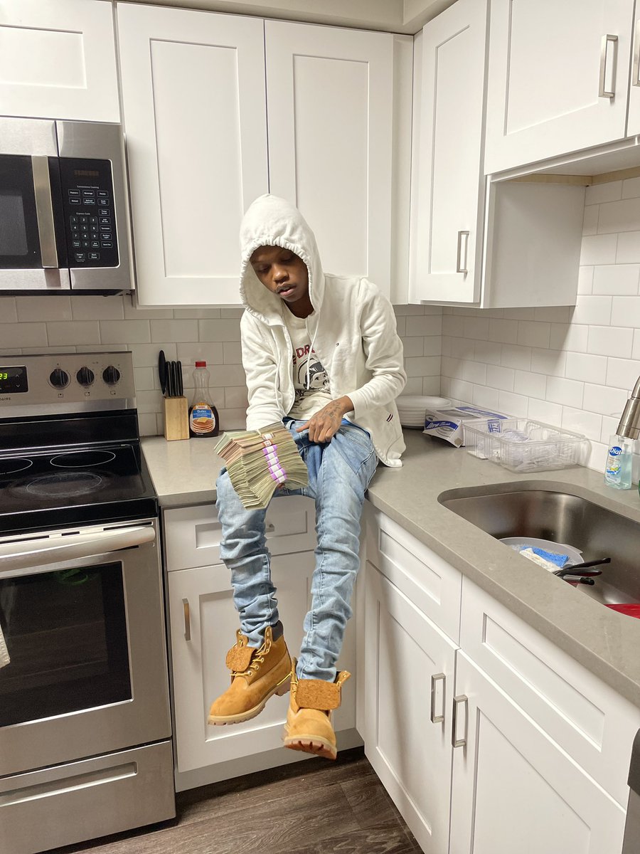 therealdjayo's tweet photo. Nawl Ian posted inna hood, btch I been getting money 💰 I was just booked for a pipe, still taking risks and shitt 🤦🏾‍♂️ basic ass fit, but bet my pockets litttt 🚦🚦🚦 #yoayooo https://t.co/1NfM5XowPY