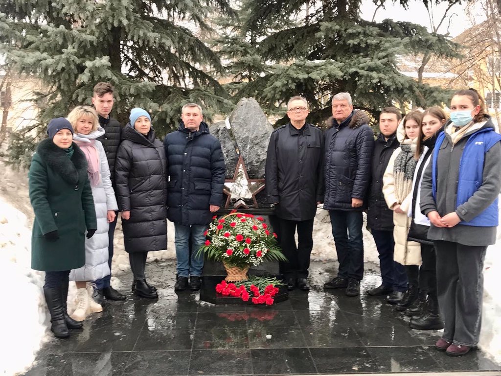 ⭐️💐Возложение цветов в память о защитниках Отечества! #23февраля глава #Куйбышевский  #Самара Алексей Коробков <a href="/AA_Korobkov/">Алексей Коробков</a> и председатель Совета депутатов Анатолий Захаркин по традиции возложили живые цветы к памятнику «Защитнику Отечества». #ЗащитникиОтечества #НашиЗащитники