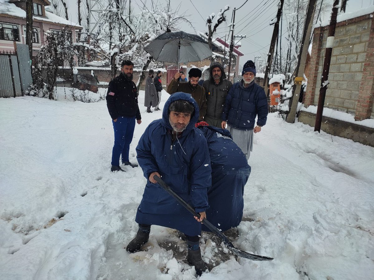 Ongoing snow clearance of lanes & bylanes. #SnowClearance