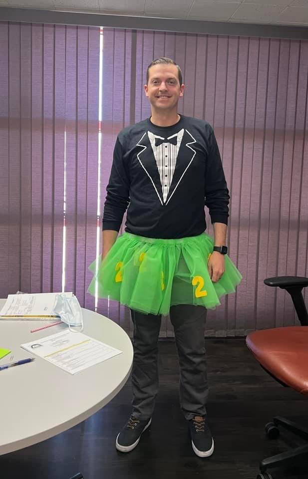 JenBenPowers's tweet photo. Ya gotta love it when the principal is a good sport about fundraisers - and darn near everything else.
#PublicSchoolProud
#SupportYourLocalFoodBank
#TutusAndTuxedos
#TwoTwentyTwoTwentyTwo https://t.co/ZnznNSPqZC
