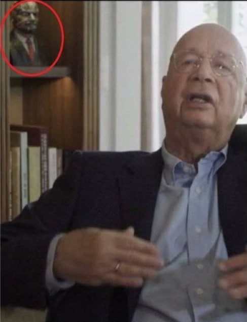 JoeDanMedia's tweet photo. So who DOESN'T have a bust of Vladimir Lenin on their bookshelf? https://t.co/yNa6yUVrt0