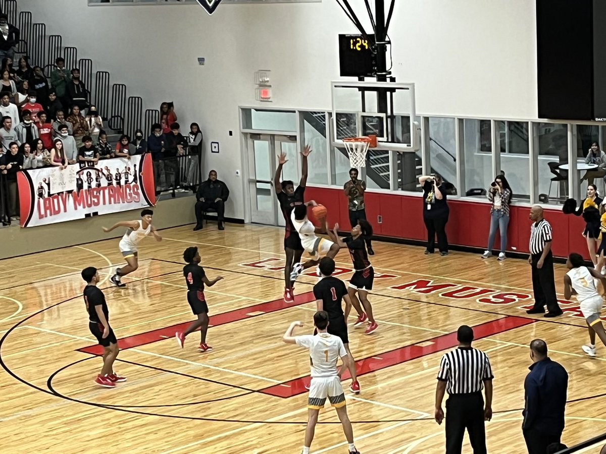 StonyPointVball's tweet photo. Way to go boys!!! So proud of our mens basketball team and cannot wait til round 2! #sTpfamily @STPTigerHoops https://t.co/5fZP1ytA6F