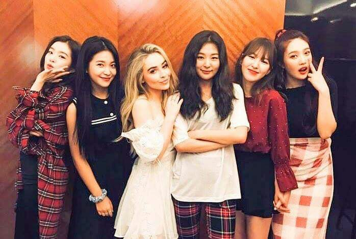 C0PYFADES's tweet photo. sabrina carpenter has kpop girls wrapped around her finger https://t.co/it5Lyy0yBV