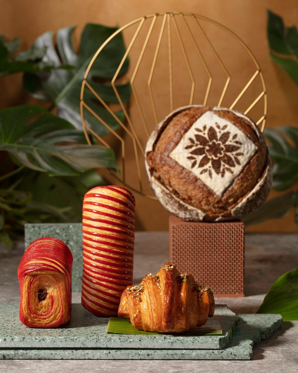marinabaysands's tweet photo. No one does viennoiseries and freshly made gourmet breads quite like #OriginandBloom! Presenting (from L to R): the Modern Pain au Chocolat, Cheese & Ham Croissant and Classic Sourdough. Available for walk-in takeaway daily from 7am. While stocks last. #MarinaBaySands https://t.co/UuYEaUDUTp