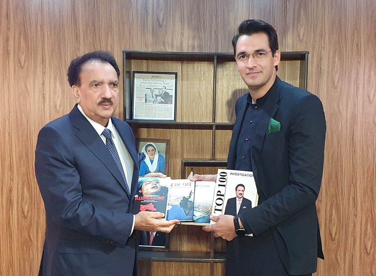 SammerAbbas's tweet photo. سابق وزیر داخلہ سینیٹر رحمان ملک انتقال کر گئے، کورونا میں مبتلا ہونے کے بعد وینٹیلیٹر پر رہے
ملک صاحب نے 9 جنوری کو میرے پروگرام میں اپنی زندگی کا آخری انٹرویو دیا تھا۔ کافی پر طویل گپ شپ ہوئی اور ملک صاحب نے اپنی 4 کتب بھی گفٹ کی تھیں۔
اللہ انکی مغفرت فرمائے۔آمین
 #RehmanMalik https://t.co/gB5aAzZUCa