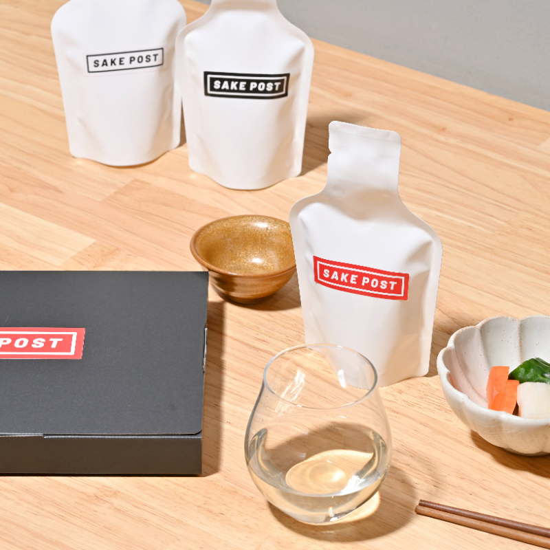 【 日本酒飲み比べのサブスク誕生】

「SAKEPOST」 は、毎月3銘柄の日本酒を100mlずつの飲み切りサイズでポストにお届けするサービス

自分のペースで唎酒できるのが嬉しい。

普段味わうことのないような新潟銘酒にも続々と出会えて、推しの酒蔵をハックツするのも楽しみに！
sakepost.jp