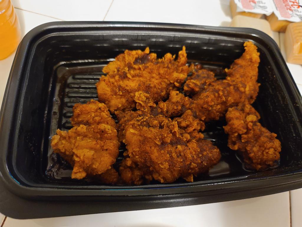 fizzle85's tweet photo. @kfc you should be embarrassed to call this $15 worth of chicken. https://t.co/5t3ZuaGZ2a
