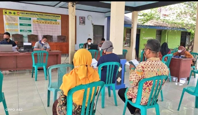 Kelangdepok1's tweet photo. Ayooo...Vaksin...giat Si Sambar vaksinasi Sambang Warga di Balai desa @Kelangdepok1  masih di buka...
@Kec_Bodeh @tppikecbodeh @puspindes @PemkabPemalang 
#DesaDigital
#DesaSinergi
#DesaPintar
#Kelangdepok
#Bodeh
#Vaksin https://t.co/fCS5Qt2PWS