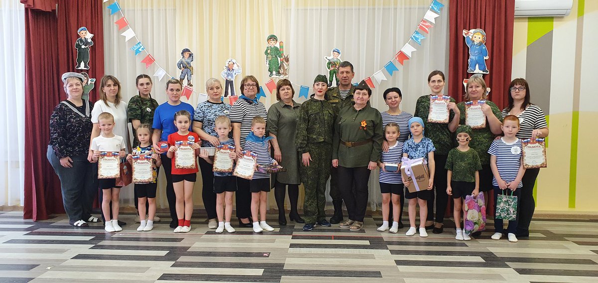 Мы с праздником прекрасным поздравляем
Защитника Отечества, страны.
И искренне от всей души желаем, 
Чтоб никогда не видели войны.
В честь праздника в нашем детском саду прошёл смотр военной песни, эстафеты и многое другое. Развлечение нашлось для всех возрастов