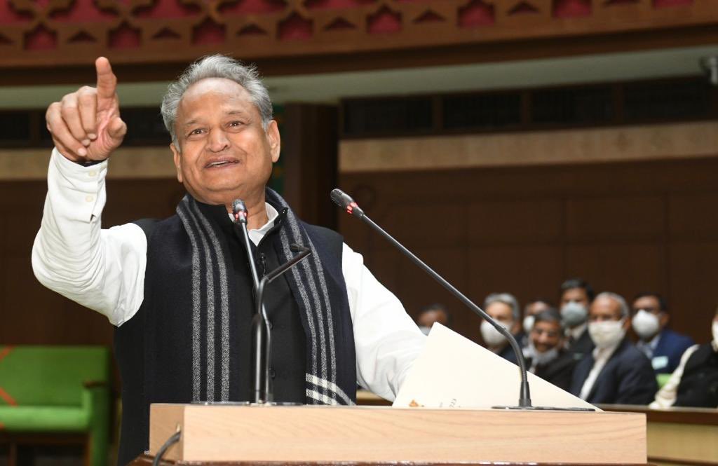 न पूछो मेरी मंजिल कहाँ है,
अभी तो सफर का इरादा किया है।
ना हारूंगा हौसला उम्र भर,
ये मैंने किसी से नहीं खुद से वादा किया है।
#RajasthanBudget2022