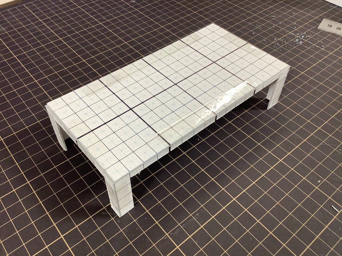 脱稿したのでまた小物作った。長座卓は今後よく使いそう。この半分サイズのこたつも作っておこうかな? 