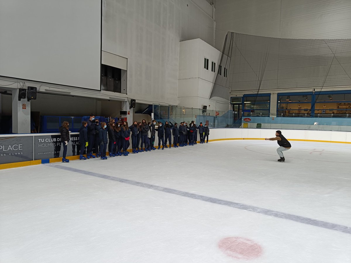 Ayer fuimos a patinar sobre hielo con nuestros alumnos de 2º de secundaria de <a href="/HBSTORREJON/">Humanitas Torrejón</a>.
Se iniciaron en las modalidades de hockey y patinaje artístico.