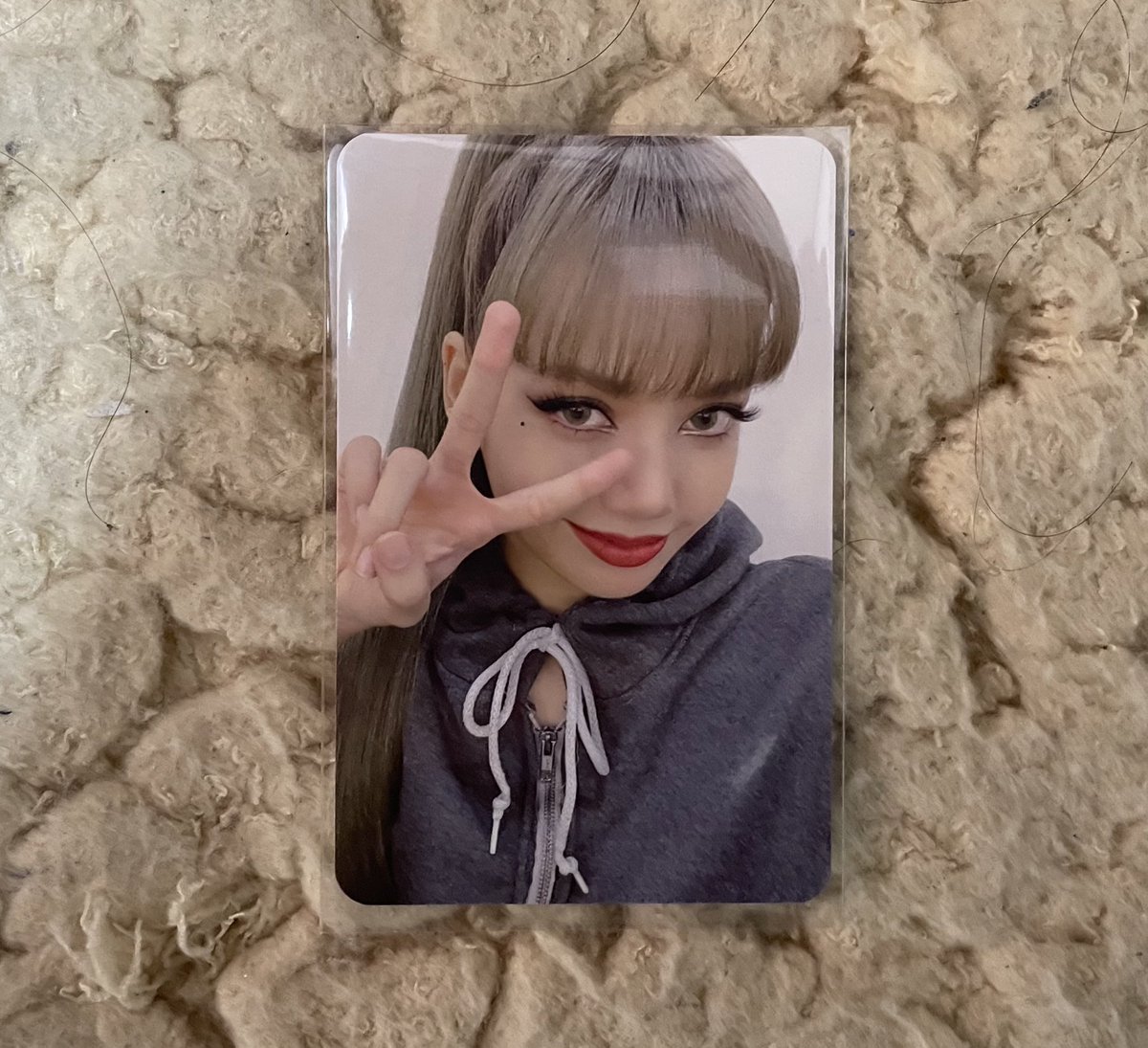 yunascartz's tweet photo. 〚 #yunascartz_onhand 〛

wts lfb lisa ph 
✶ lalisa ktown 4U pob photocard 
 
• ₱190 

- in good condition
- on-hand
- mod: sco *at ur own risk* /ggx/j&amp;t
- mop: bpi/gcash
- dm for more pic/vid of the pc

tags: blackpink lalisa blinks album https://t.co/FSCifAHY4d