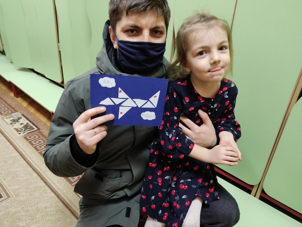 Я подарок смастерю,
И тебе я подарю.
Мамочка пирог спечет
И тебе преподнесет.
С 23 Февраля!
Папа, я люблю тебя,
Ты защитник и герой,
Очень я горжусь тобой!