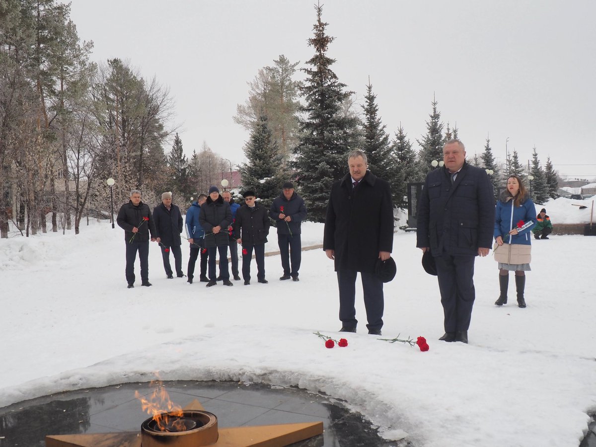 MOgoKinel's tweet photo. 23 февраля члены депутатского объединения Партии "ЕДИНАЯ РОССИЯ" возложили цветы к обелиску Славы в парке Победы. В мероприятии приняли  участие председатель Думы городского округа Кинель Санин Андрей Александрович, депутаты Чистяков А.А., Молодцов А.П., Козак Р.В., Гришин В.Д. https://t.co/8ARrsWmwS5