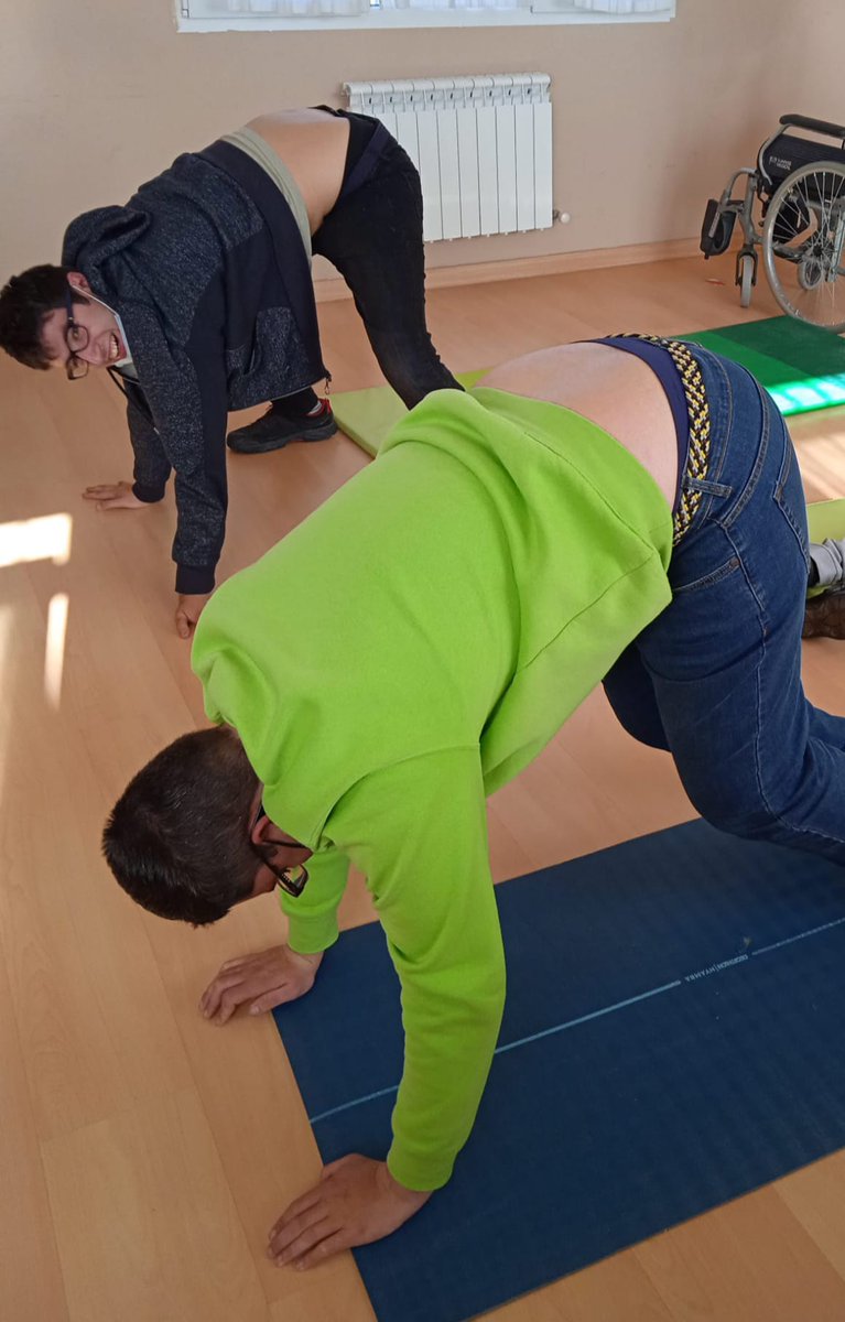 Adisgua's tweet photo. La movilidad es una de las grandes olvidadas hasta que nos damos cuenta que está frenando nuestros progresos diarios.
Tener una buena higiene postural es lo que tratamos de conseguir en esta sesión de Conciencia corporal con los alumnos de #GradoIII.
#inclusión #capacidad #salud https://t.co/RPrGVzOYtZ