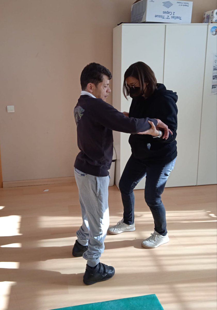 Adisgua's tweet photo. La movilidad es una de las grandes olvidadas hasta que nos damos cuenta que está frenando nuestros progresos diarios.
Tener una buena higiene postural es lo que tratamos de conseguir en esta sesión de Conciencia corporal con los alumnos de #GradoIII.
#inclusión #capacidad #salud https://t.co/RPrGVzOYtZ