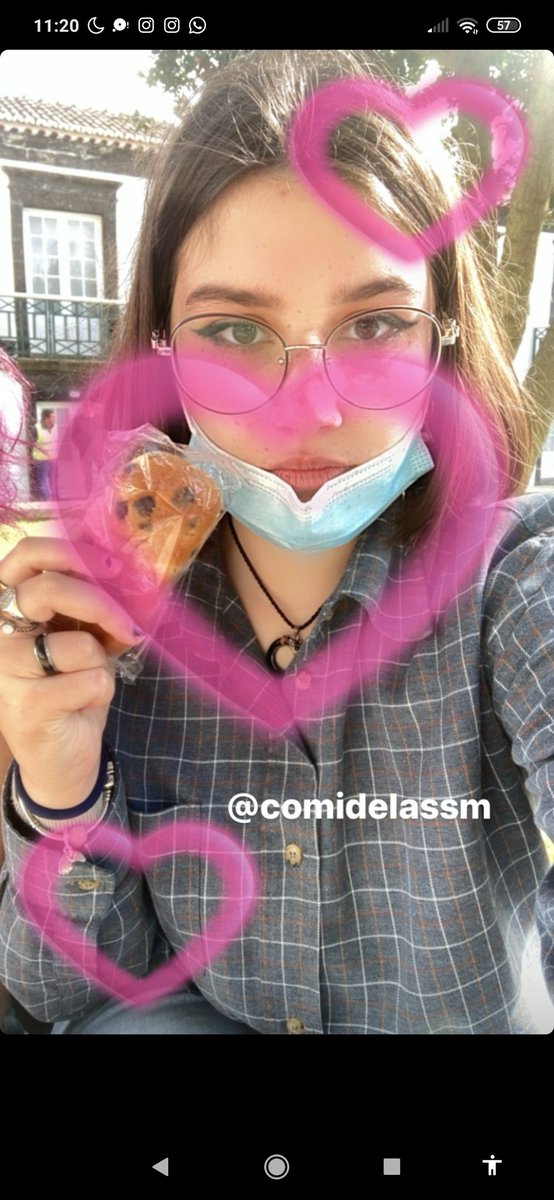 Essa ptxena ta comendo comida mt boa dá-me um bocado