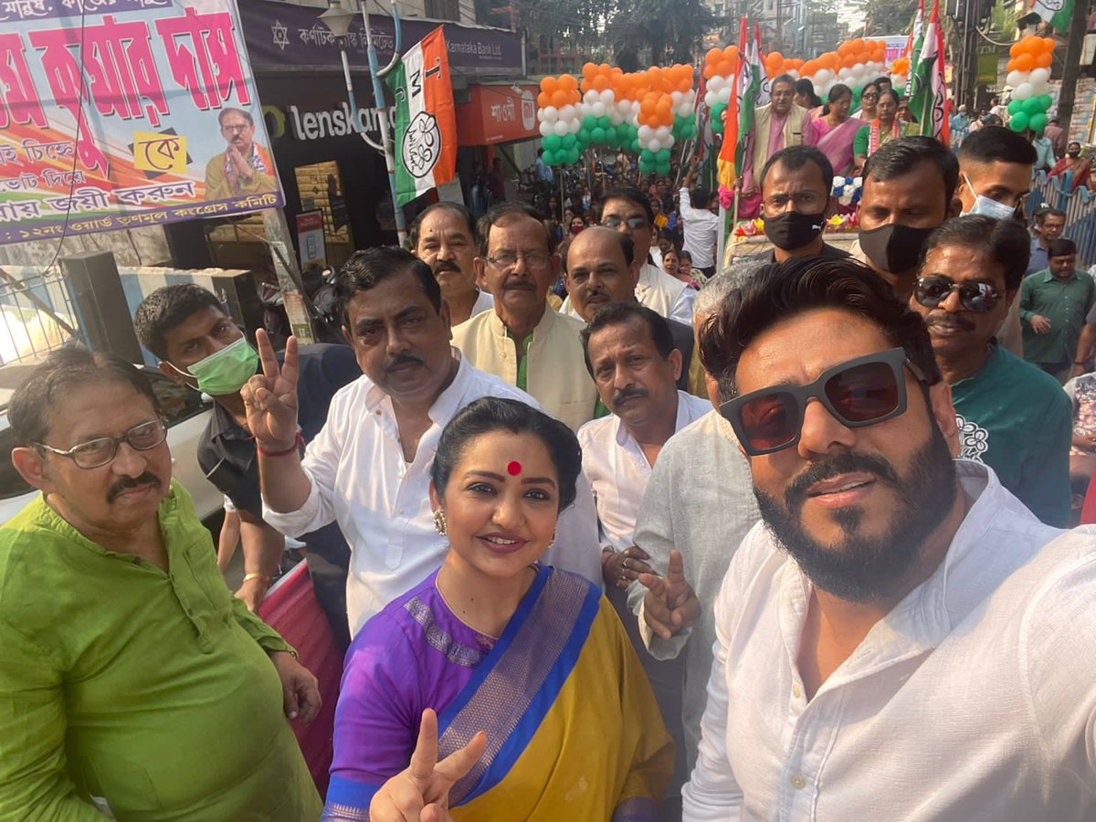 ChakrabortyFans's tweet photo. বারুইপুর পৌরসভার অন্তর্গত ১৭টি ওয়ার্ডের @AITCofficial প্রার্থীদের সমর্থনে আজ পথযাত্রা। উপস্থিত ছিলেন বারুইপুর পশ্চিম বিধানসভার বিধায়ক বিমান ব্যানার্জী,  @MaliahJune ও ব্যারাকপুর এর বিধায়ক তথা তৃণমূল কংগ্রেসের কালচারাল সেলের প্রেসিডেন্ট মাননীয় শ্রী @iamrajchoco মহাশয় https://t.co/UFCkDEXmuR