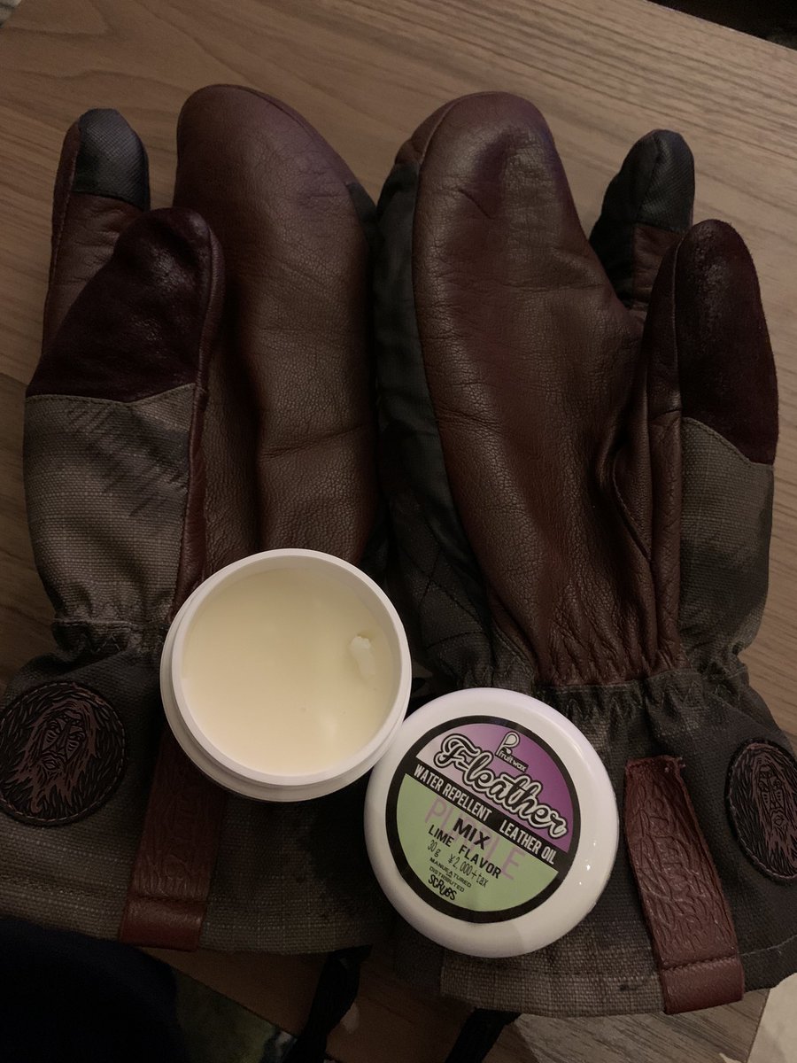 KENG0202's tweet photo. 週末の滑りに向けてグローブにオイルの塗り込み。
今回から某ブランドから #fruitwax さんのF-leatherのオイルに変更‼️インタースタイルでのブースで気になったので、今回から使用してみまーす🧤
ちなみにオイルはライムの柑橘系のにおいがする。

#fruitwax
#fleather https://t.co/rUpxg6c9mF