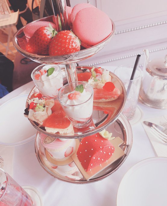 Laduréeのいちごあふたぬんぬん🍓
連れてってもらいますた
ばり可愛いし美味しくて帰りたくなさすぎて泣いた🥺

ちな値段は可愛くなくてひっくり返った 