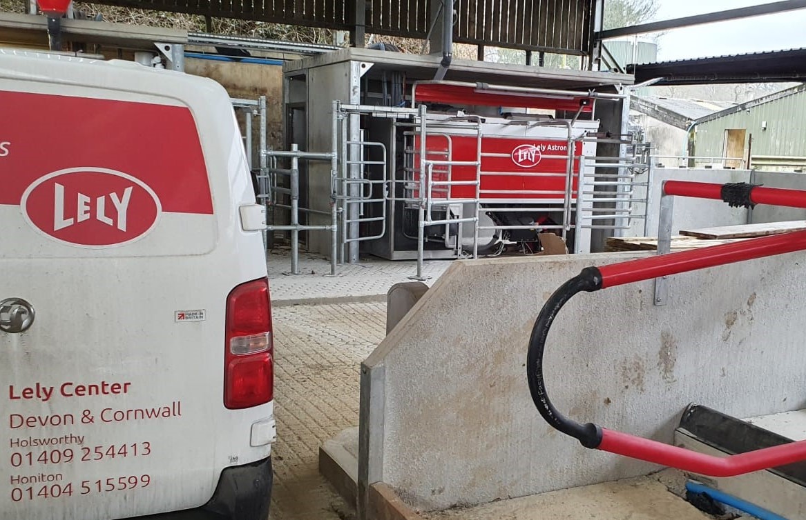 LelyHolsworthy's tweet image. Our engineers are onsite in North Devon this week commissioning the final 2 robots of this 7 robot installation ahead of start up in few weeks time.

#robotcommissioning #lelyrobot #lelyastronaut #lelydevonandcornwall #teamdairyuk #milkingrobot #lely