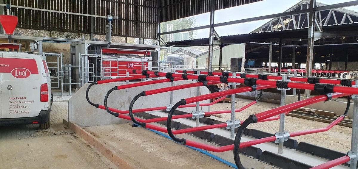 LelyHolsworthy's tweet image. Our engineers are onsite in North Devon this week commissioning the final 2 robots of this 7 robot installation ahead of start up in few weeks time.

#robotcommissioning #lelyrobot #lelyastronaut #lelydevonandcornwall #teamdairyuk #milkingrobot #lely