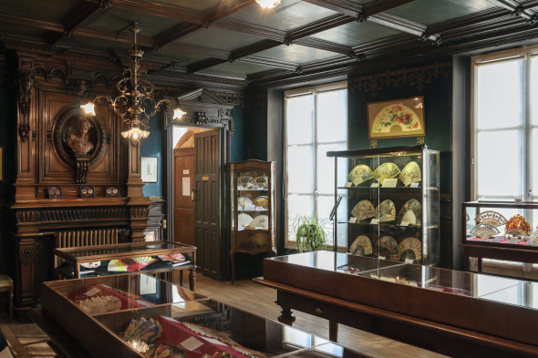 #patrimoine Une cagnotte a été lancée le 14 février pour sauver, le musée de l'éventail. Il s'agit du seul musée de l’Éventail en France et l’un des très rares au monde
Pour y participer, c’est ici : bit.ly/SOS-Musee-Even… 
@MuseeEventail