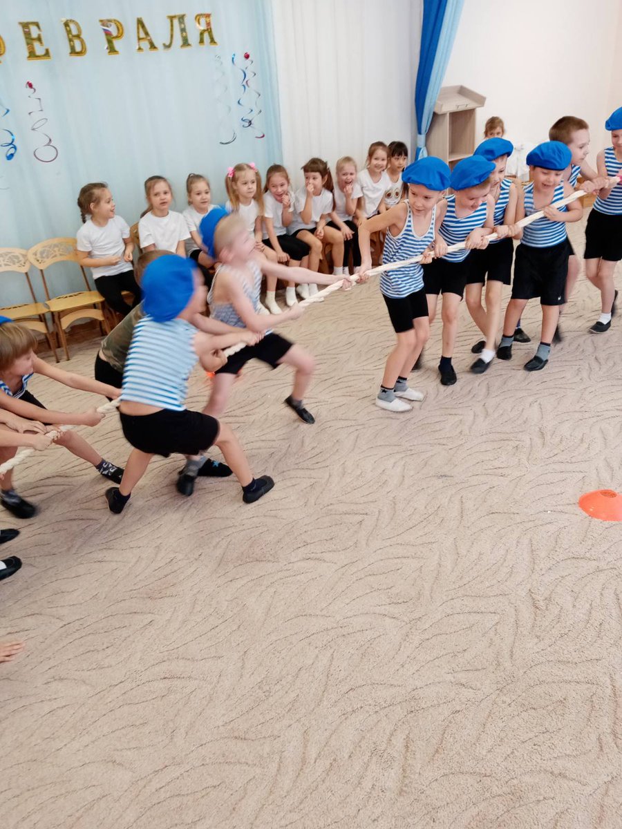 Мы сегодня поздравляем
С днем защитника страны
Вас, мальчишки и мужчины,
Нашей Родины сыны!
Пусть крепчает в теле мускул!
И пускай из года в год
Воля, мужество и сила
С массой мышечной растет!