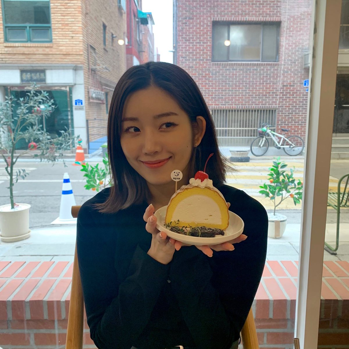 she looks so adorable !! i can't handle it