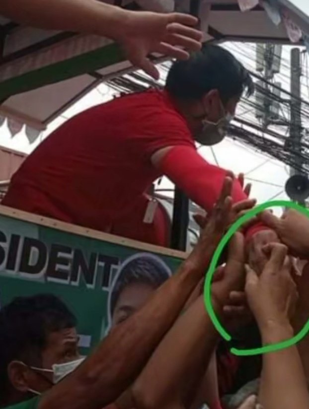 iamsofiamariaa's tweet photo. Diring diri daw si BBM makipagkamayan, ikaw kaya kurotin di ka masasaktan? Nyemas kayo! https://t.co/QfHE1pt3xT