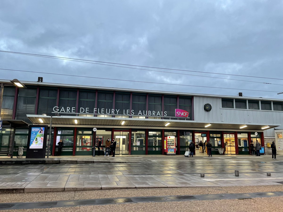 JeunesReps45's tweet image. Les jeunes républicains du Loiret étaient présents de bon matin à la gare de Fleury les Aubrais pour un tractage dans le cadre de la campagne présidentielle de @vpecresse. Sur le terrain on ne lâche rien ! @avecValerie #pecresse2022 #pécresse2022
