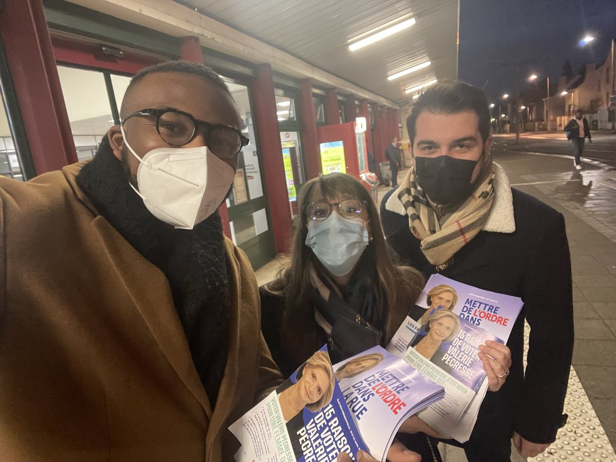 JeunesReps45's tweet image. Les jeunes républicains du Loiret étaient présents de bon matin à la gare de Fleury les Aubrais pour un tractage dans le cadre de la campagne présidentielle de @vpecresse. Sur le terrain on ne lâche rien ! @avecValerie #pecresse2022 #pécresse2022