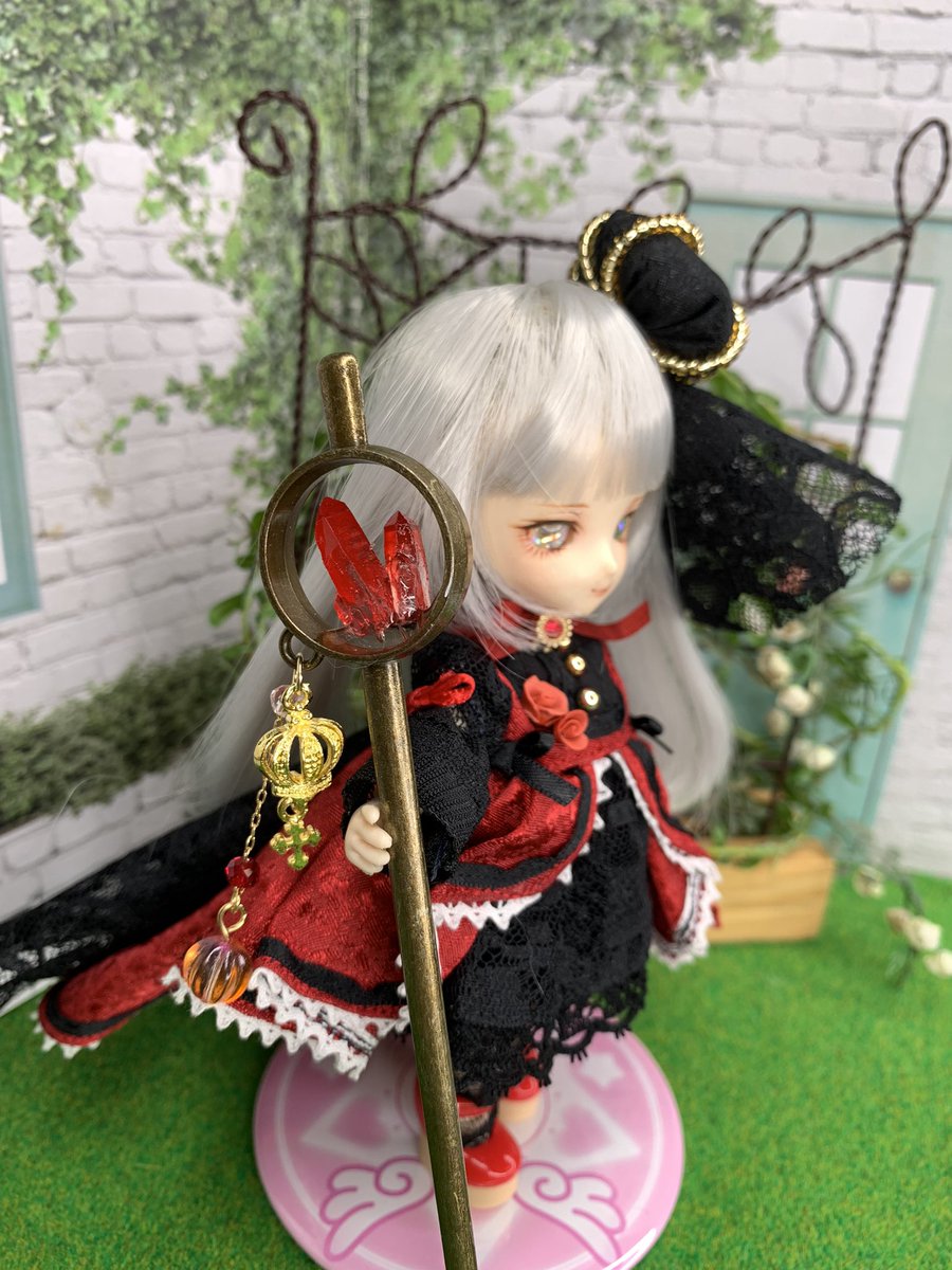 youmouichigoya's tweet photo. あのめ洋裁店さん@kira2furi2mofu2 とのコラボです✨
お洋服はあのめさんのドレスです👗✨
こちらはロングドレスになります✨
ビーズの王冠が可愛いですよねー👑💕

私は杖を作りました✨
青のとお揃いです。

2/27 アイドールG48『CherryAuga』さんに委託します。

#あのめ童話劇場
#DoujinHoops https://t.co/je25TNWKhq