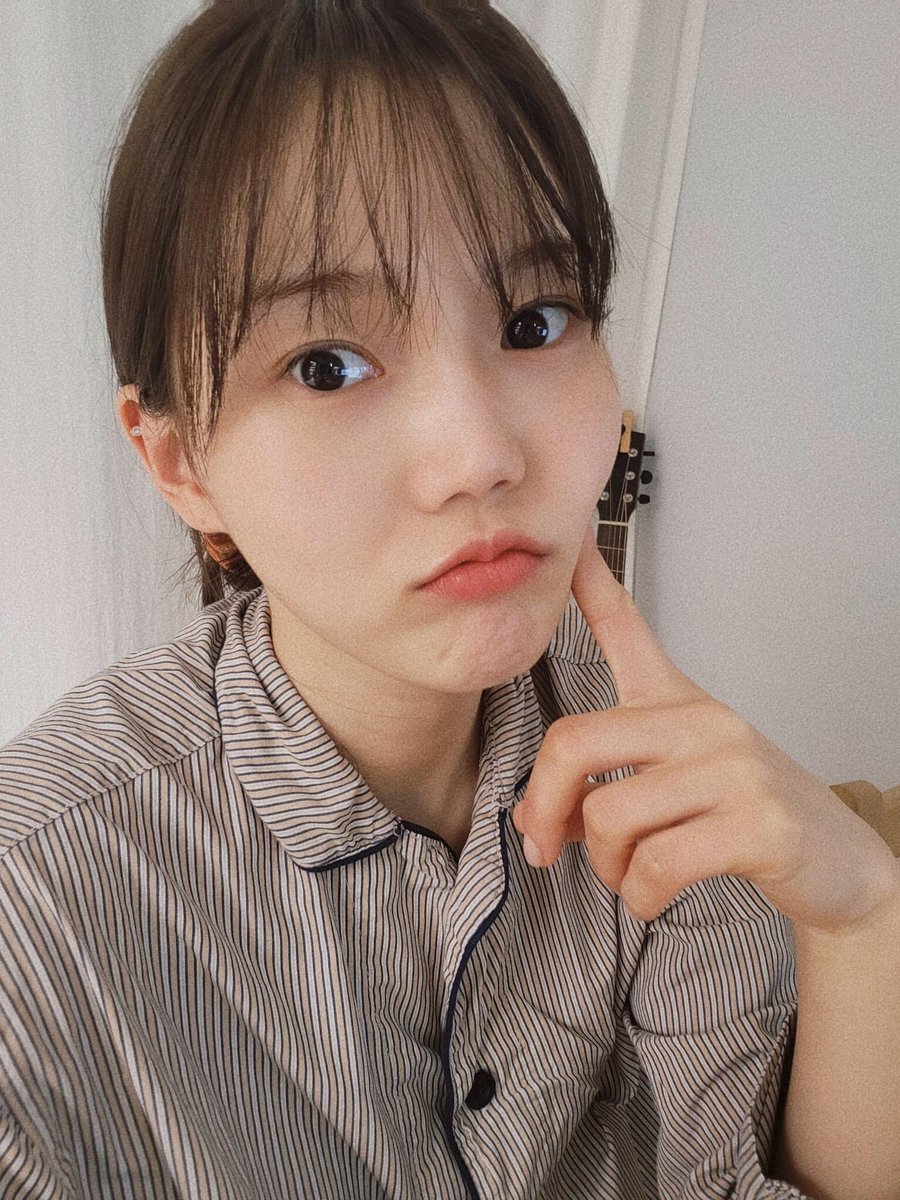 ohmykeuries's tweet photo. [🌌 23.02.22] #Hyoung:

“Tirei algumas selcas”
“Dê uma olhada”
“Kkkk como você pode dizer que eu perdi peso? É a mesma coisa kkkkk”
“Usei o filtro de Seongsu no Snow”

#OHMYGIRL #오마이걸 #효정 
https://t.co/TyFp0wQg8u