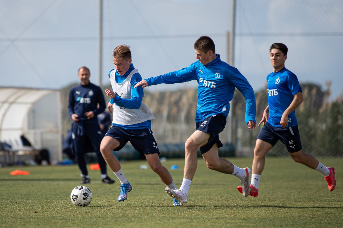 fcdynamo2's tweet image. 📸 Пока команда готовится к игре с одноклубниками из Тбилиси, альбом последнего тренировочного дня второго сбора. Больше фото ➡ vk.cc/cblARU 😉
⠀
#Динамо2 #ДинамоМосква