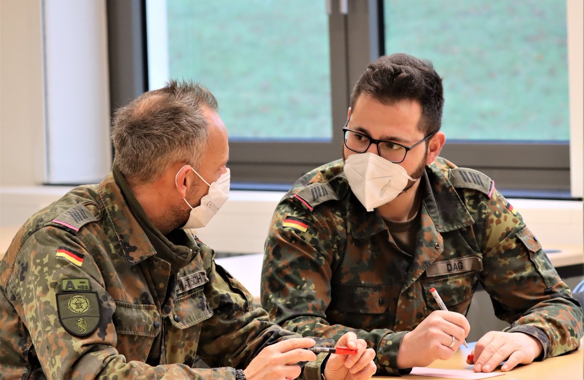 Deutsches_Heer's tweet photo. Respekt ist der Grundstein für ein kameradschaftliches #Miteinander: Mit Workshops & Gesprächsrunden erleben die #Soldatinnen & #Soldaten der #Panzerbrigade21 den #Heer|esweiten Tag im Zeichen unserer #Werte. Teamgeist & Verständnis stehen im Mittelpunkt. https://t.co/6j2zI8z4Cy
