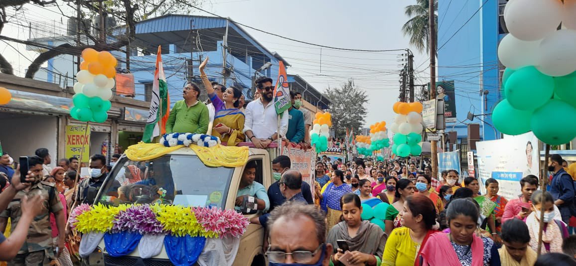 AitcBarrackpore's tweet photo. বারুইপুর পৌরসভার সার্বিক উন্নয়নের ধারাকে অব্যাহত রাখতে বারুইপুর পৌরসভার অন্তর্গত ১৭টি ওয়ার্ডের সর্বভারতীয় তৃণমূল কংগ্রেস মনোনীত প্রার্থীদের সমর্থনে আজ পথযাত্রা। উপস্থিত ছিলেন বারুইপুর পশ্চিম বিধানসভার বিধায়ক বিমান ব্যানার্জী, জুন মালিয়া ও ব্যারাকপুর এর বিধায়ক @iamrajchoco https://t.co/qESsFgGpyk