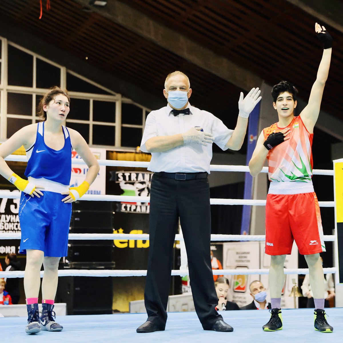 BFI_official's tweet photo. 🆃🅷🆁🅾🆄🅶🅷 🆃🅷🅴 🅻🅴🅽🆂 📸 

#StrandjaBoxingTournament2022 
#PunchMeinHaiDum 
#boxing https://t.co/VCbiAMO4p3