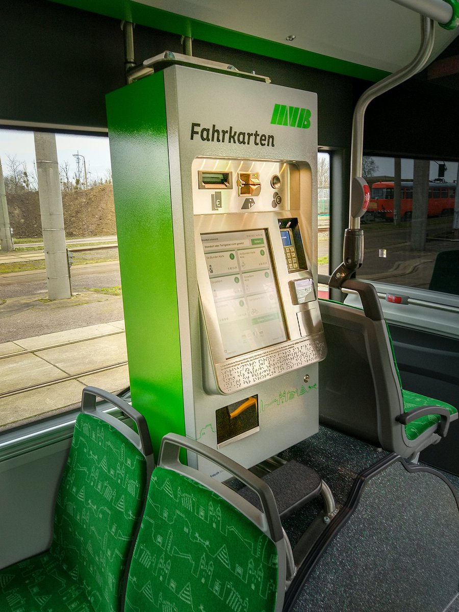 JohanGruenMD's tweet photo. Das hier ist unser neuer:
Kannste mit Karte, Smartphone oder Bar bezahlen (ja, auch mehrere Scheine;)).
Sieht gut aus, lässt sich leichter bedienen und man kann da sogar mehrere unterschiedliche Tickets in einem Vorgang kaufen.
Die alten Geräte gehen nun nach 14 Jahren in Rente. https://t.co/gGkWG2xCBW
