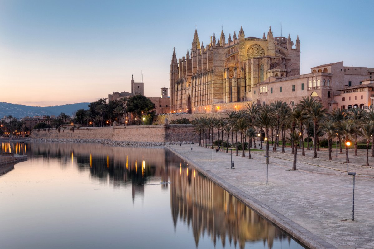lufthansaNews's tweet photo. In response to high demand: #Lufthansa is planning 52 additional flights to the most beautiful destinations in Europe around Easter 🌞🌻✈️🌍. From @Airport_FRA and @MUC_Airport, these flights can be booked as of now. #TogetherAgain https://t.co/0VJfBydMTa https://t.co/5smsiUPugu
