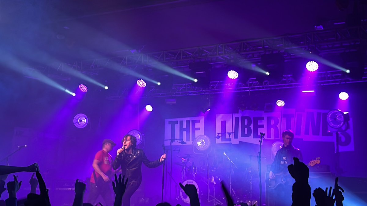 ian_0_b's tweet photo. Thanks to @libertines  for inviting us back stage last night, topped off a great night https://t.co/F1xNLEfle6