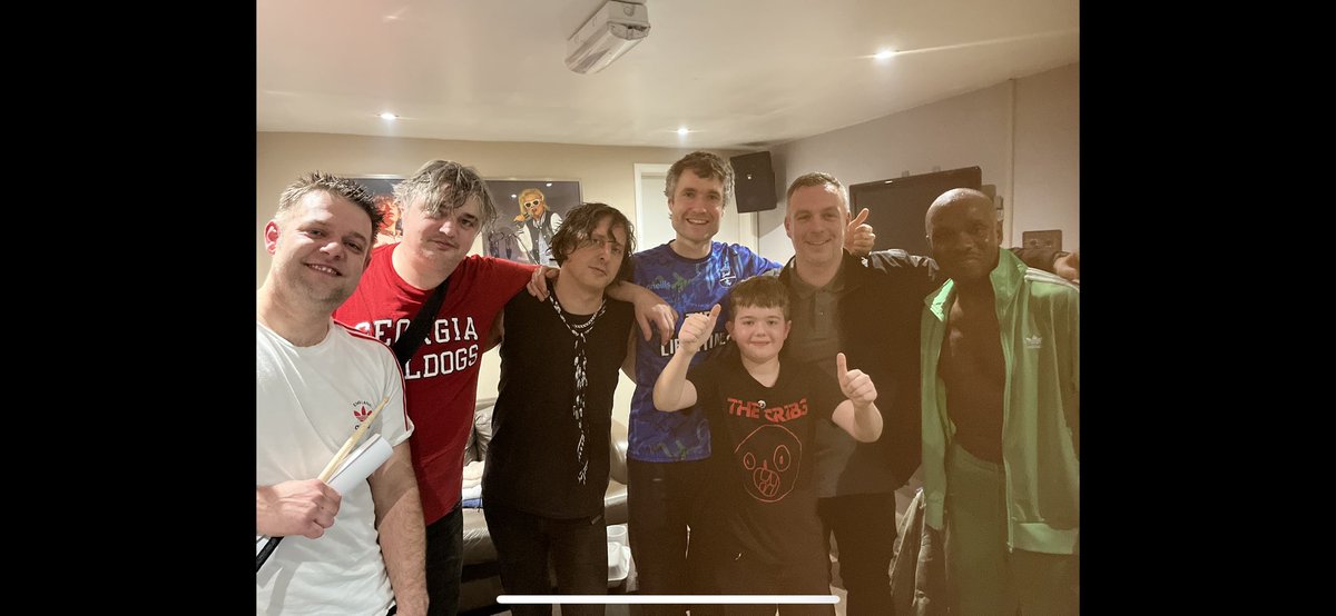 ian_0_b's tweet photo. Thanks to @libertines  for inviting us back stage last night, topped off a great night https://t.co/F1xNLEfle6