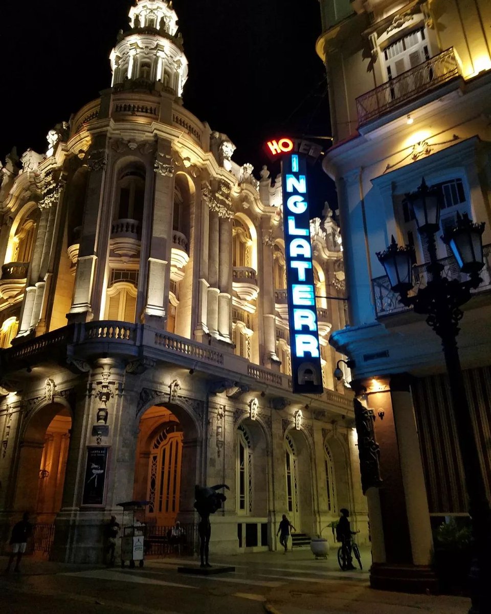 A walk around the Paseo de Marti, on a cool night at Habana.

___

📷 @elvirapardocruz 

#Cubatravel #havana #lahabana #habana #Cubalculture #Cuban #beautifulcuba #cubanart #visitcuba
