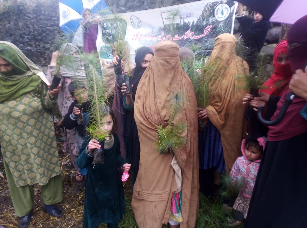 FEWDKPGovt's tweet photo. #PlantForPakistan drive held at women organization Satal on Feb 23rd. President of WO planted saplings planted and distributed 700 plants amongst female of Satal under  Kalam Forest Division.
#KPForest
#SpringPlantation2022 https://t.co/YqNKaaMJ5o