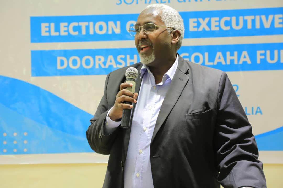 AssociationofSU's tweet photo. Dr. Mohamed Mohamud Hassan (Bidey) ayaa ku guulaystay Gudoomiyaha Ururka Jaamacadaha Soomaaliyeed afarta sano ee soo socota. Dr. Bidey waa Gudomiyaha Jaamacadda Benadir. https://t.co/JAPCDlSbrE