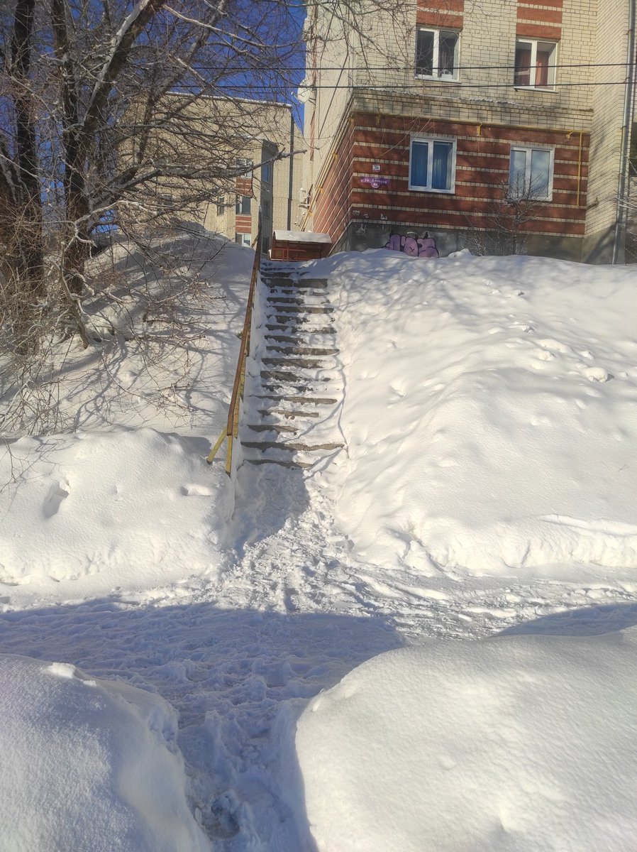 Aleksej97AT's tweet photo. Город Октябрьск Самарская область. Лестница во дворе дома Аносова 68 корп.2 сколько раз с неё падали люди и в этом доме проживает мер города Александра Гожая, также зимой её никто не чистит люди буквально скатываются с лестницы на проезжую часть прошу принять меры !!! https://t.co/t8jfpFqRuD